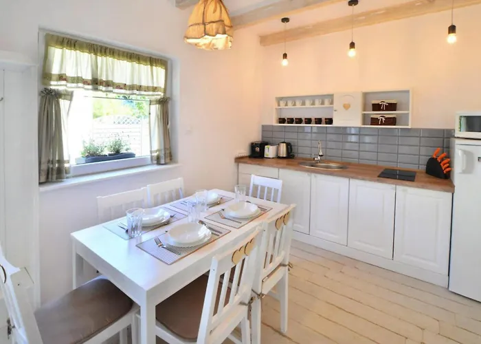 Large Homes With Fireplace And Garden