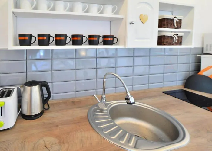 Large Homes With Fireplace And Garden *