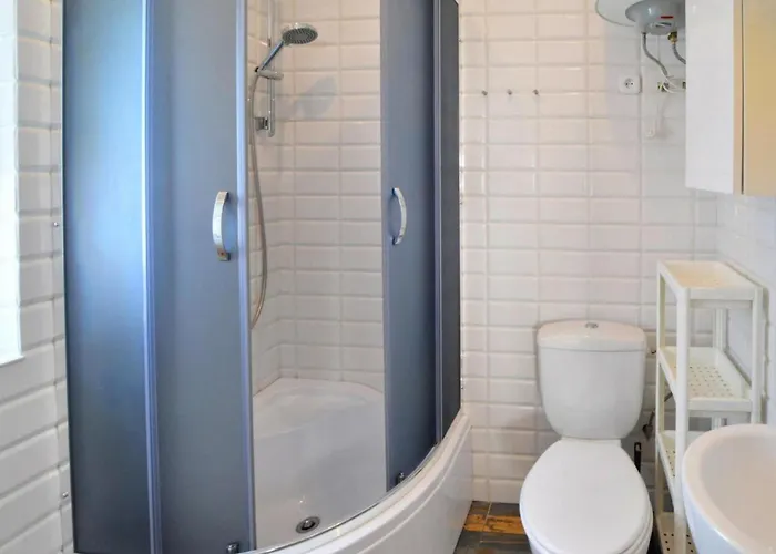 Large Homes With Fireplace And Garden